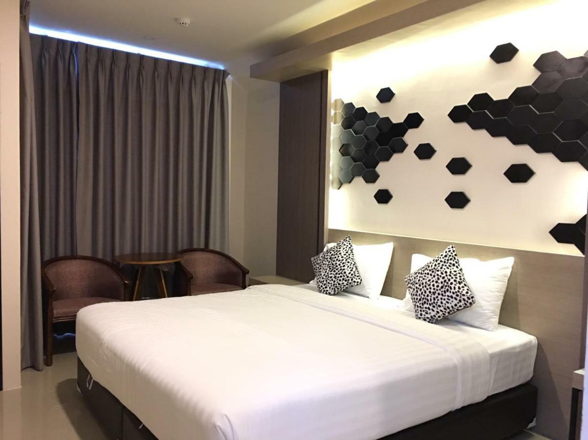 The Chic 101 Hotel Selaphum Bagian luar foto